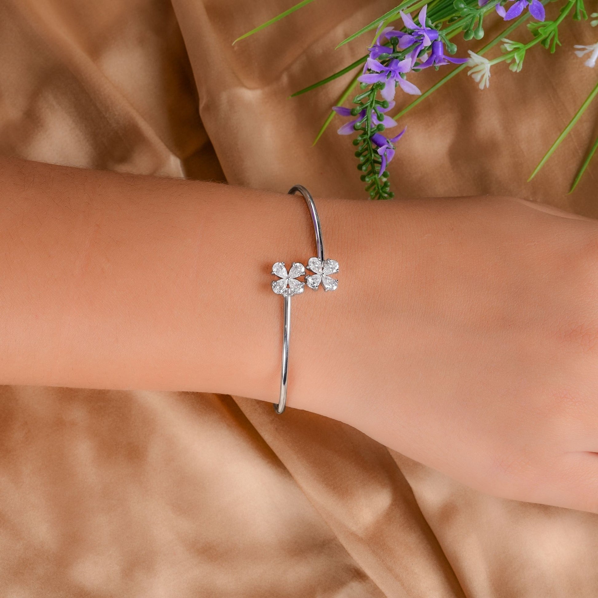 Flower Pear Cut 1.36 Carat SI Clarity HI Color Diamond Bangle Bracelet