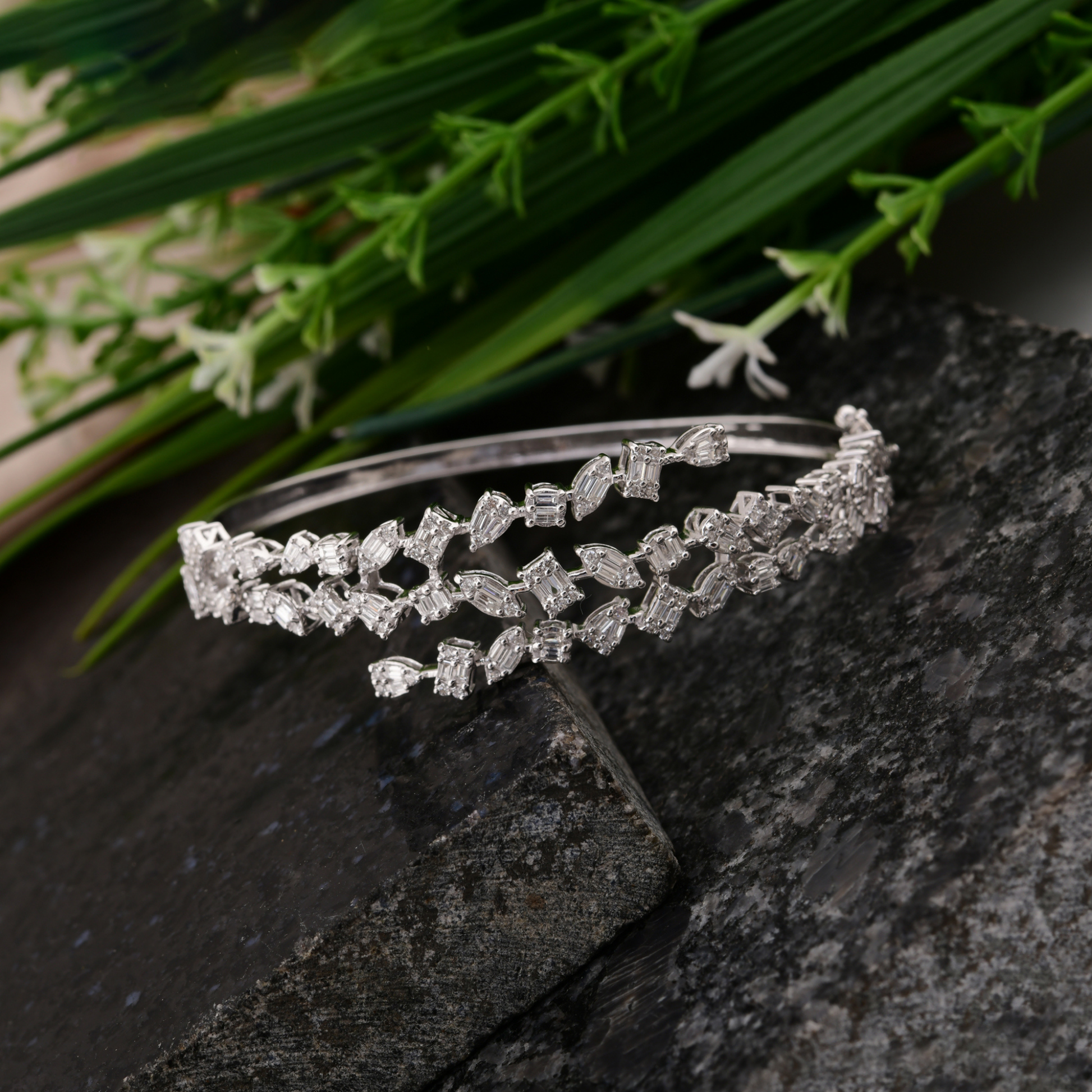 1.60 Carat Multi Shaped SI Clarity HI Color Diamond Gold Bracelet