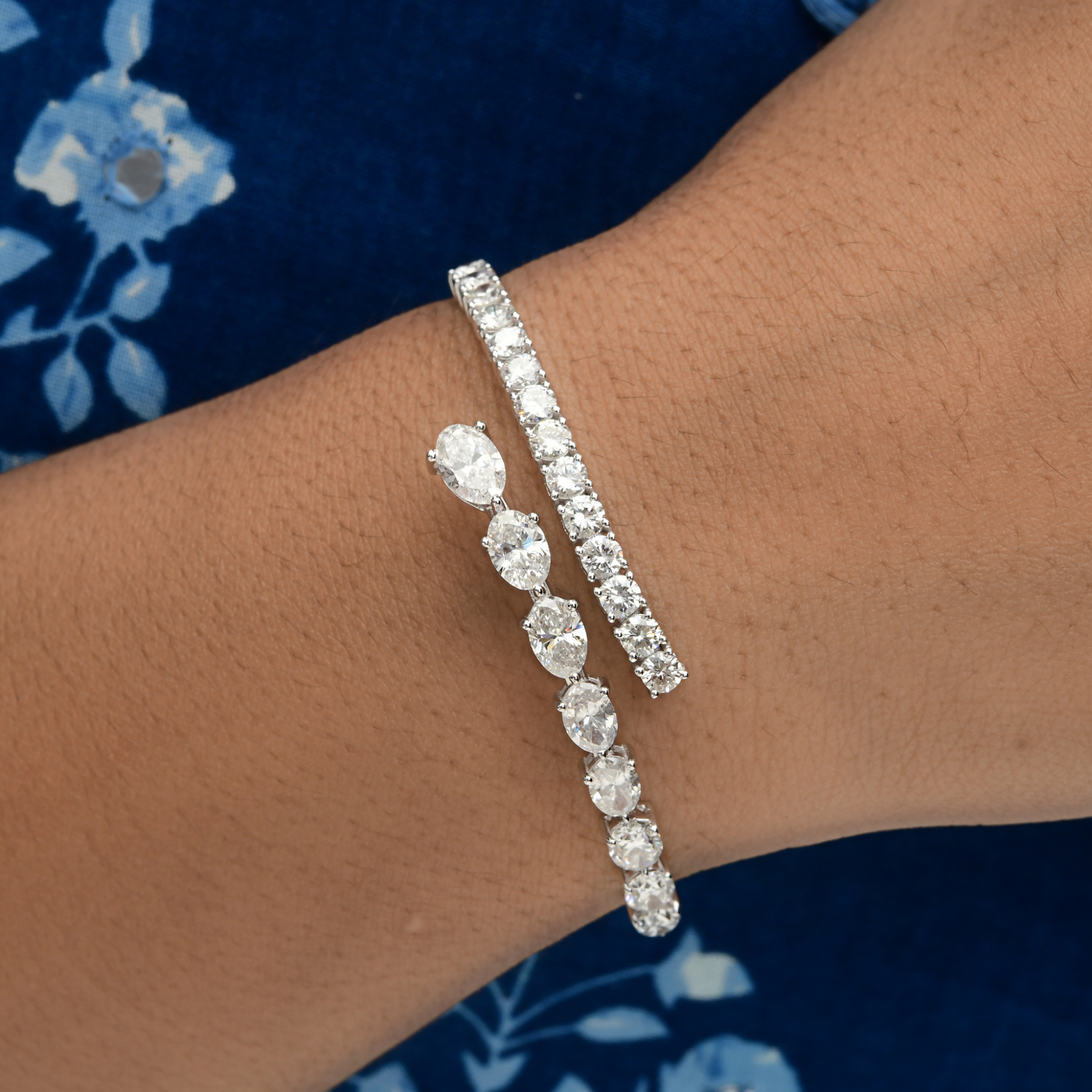 Certified SI Clarity HI Color Diamond Cuff Bracelet in Fine Gold 6.05 Carat