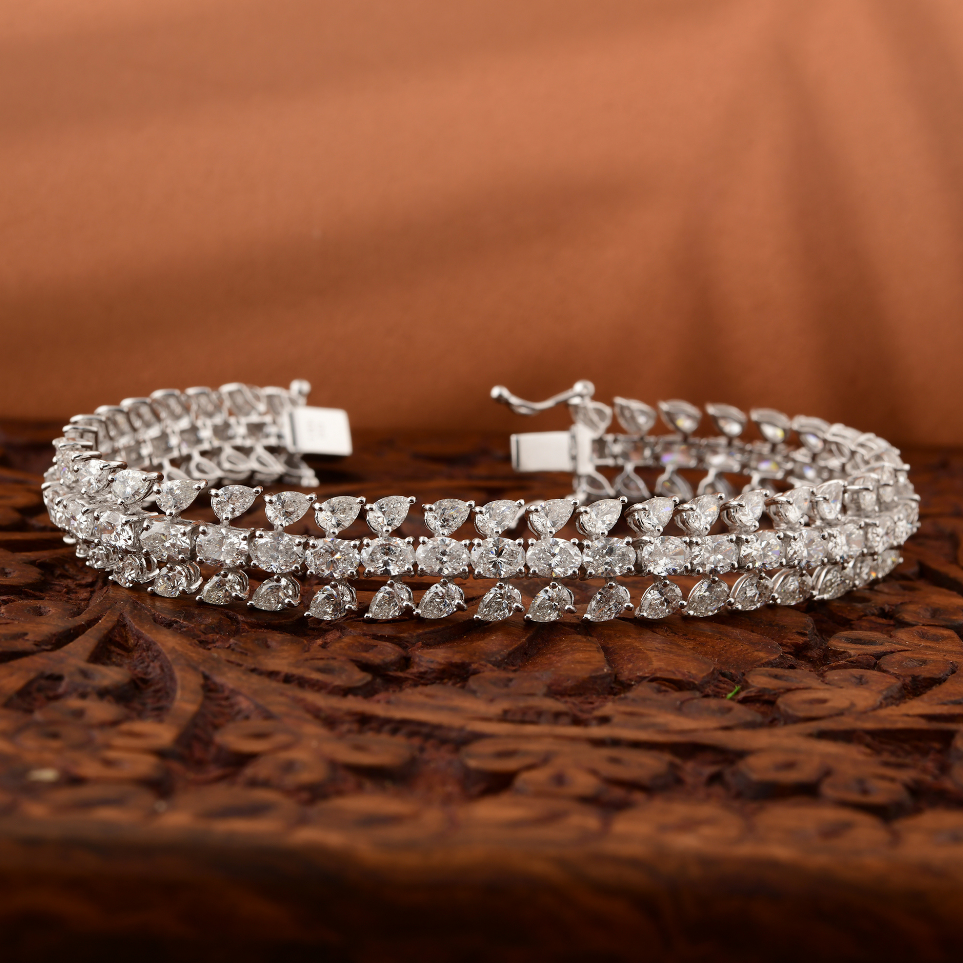 17.60 Carat Three Layered Natural SI/HI Pear Oval Diamond Gold Bracelet