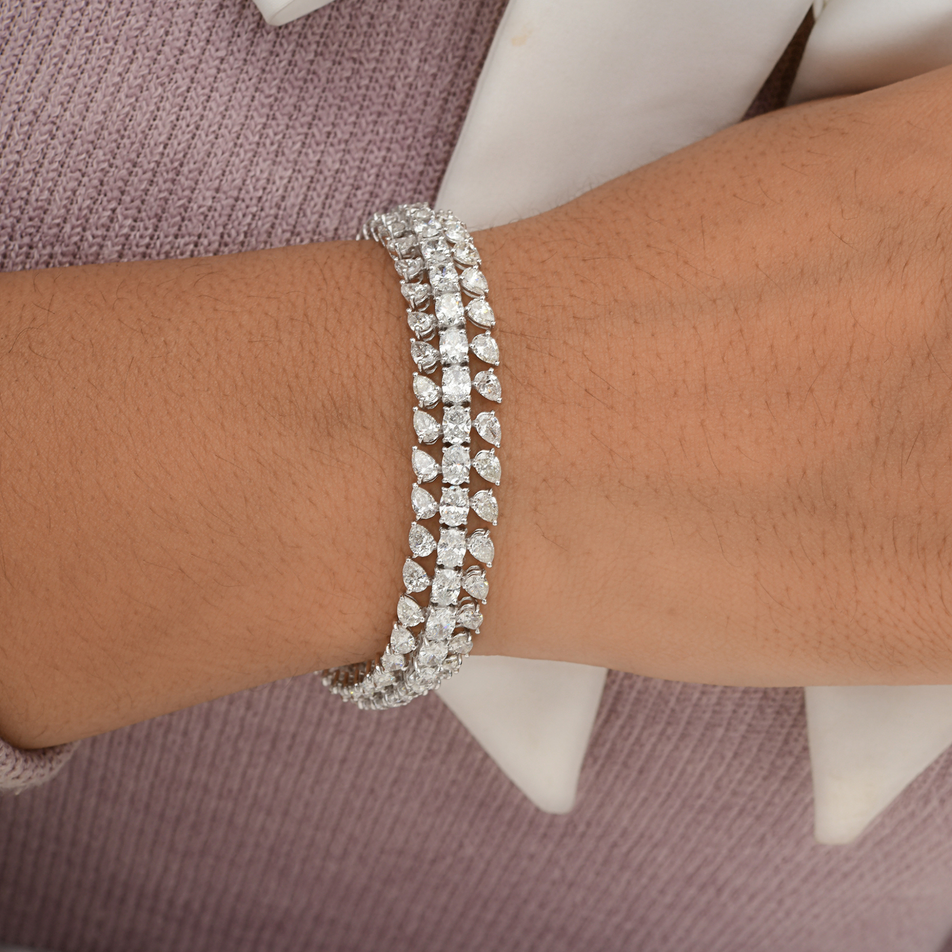 17.60 Carat Three Layered Natural SI/HI Pear Oval Diamond Gold Bracelet