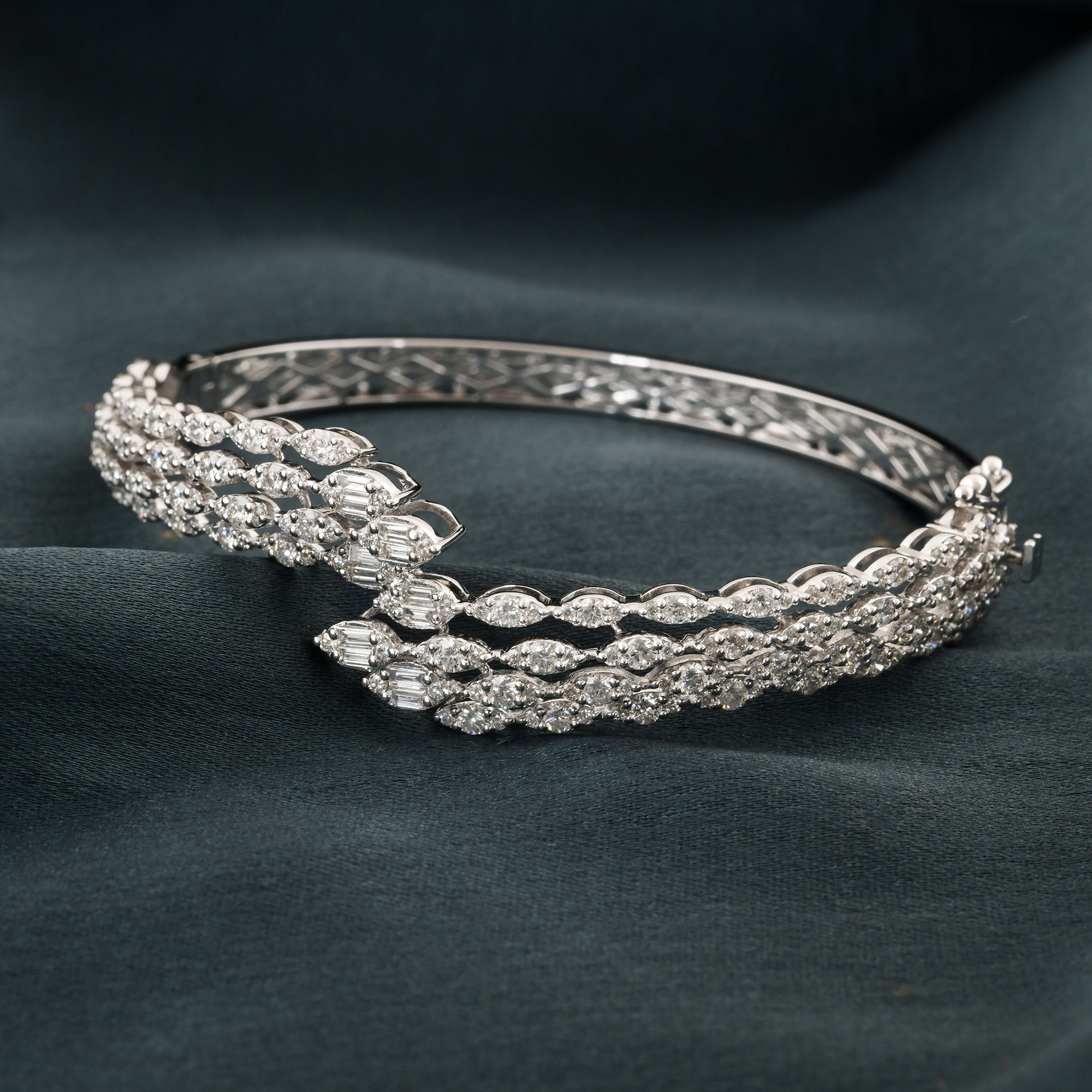 3.06Ct Mixed Cut Natural Diamond Crossover Cuff Bangle Bracelet in Fine Gold