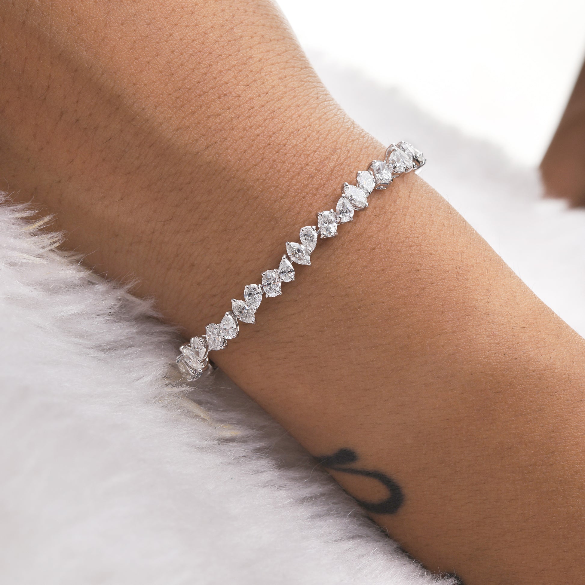 SI Clarity HI Color Multi Shape 9.67 Carat Natural Diamond Bracelet