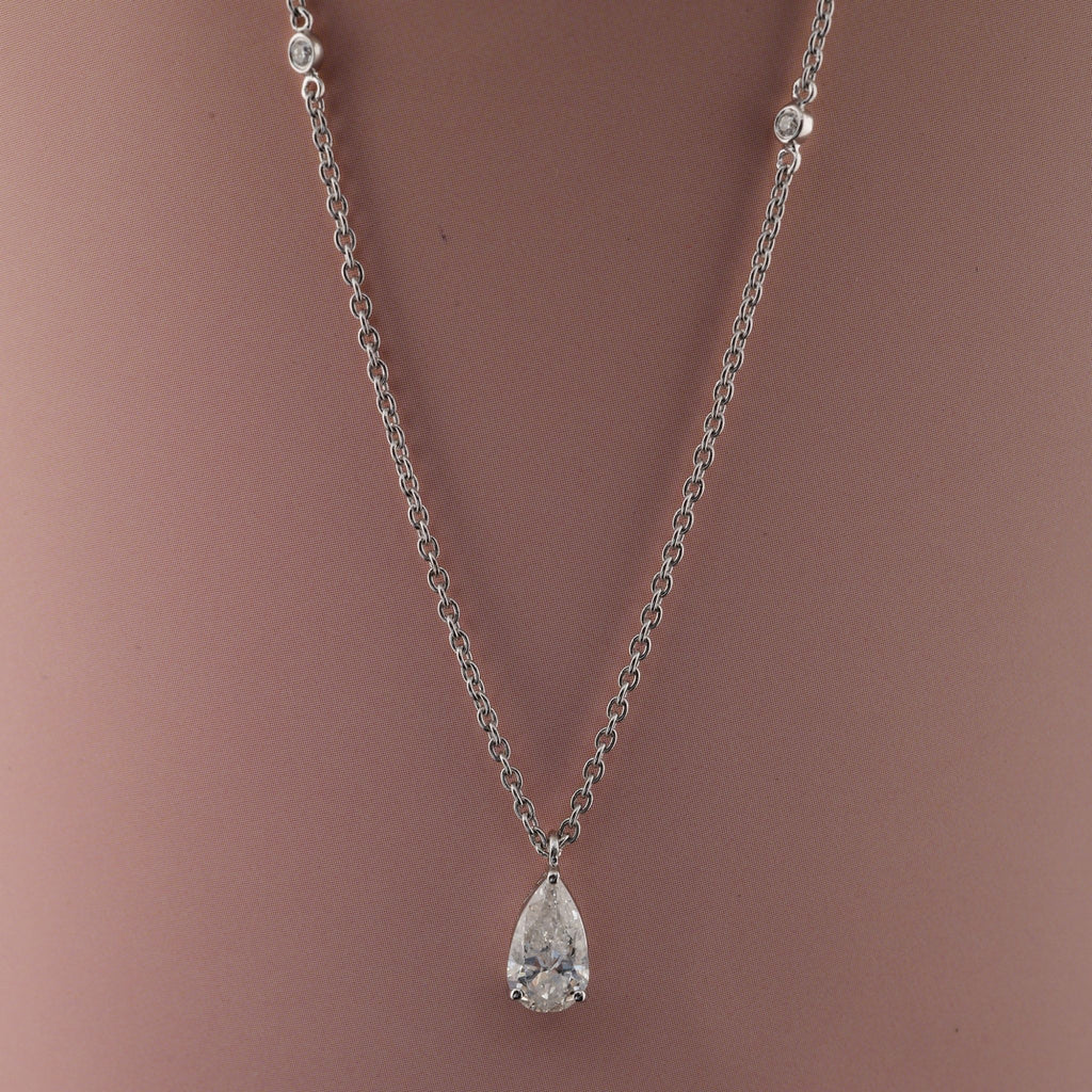 Feminine 1.10Ct Gold Pear Shaped Natural Diamond Solitaire Chain Necklace