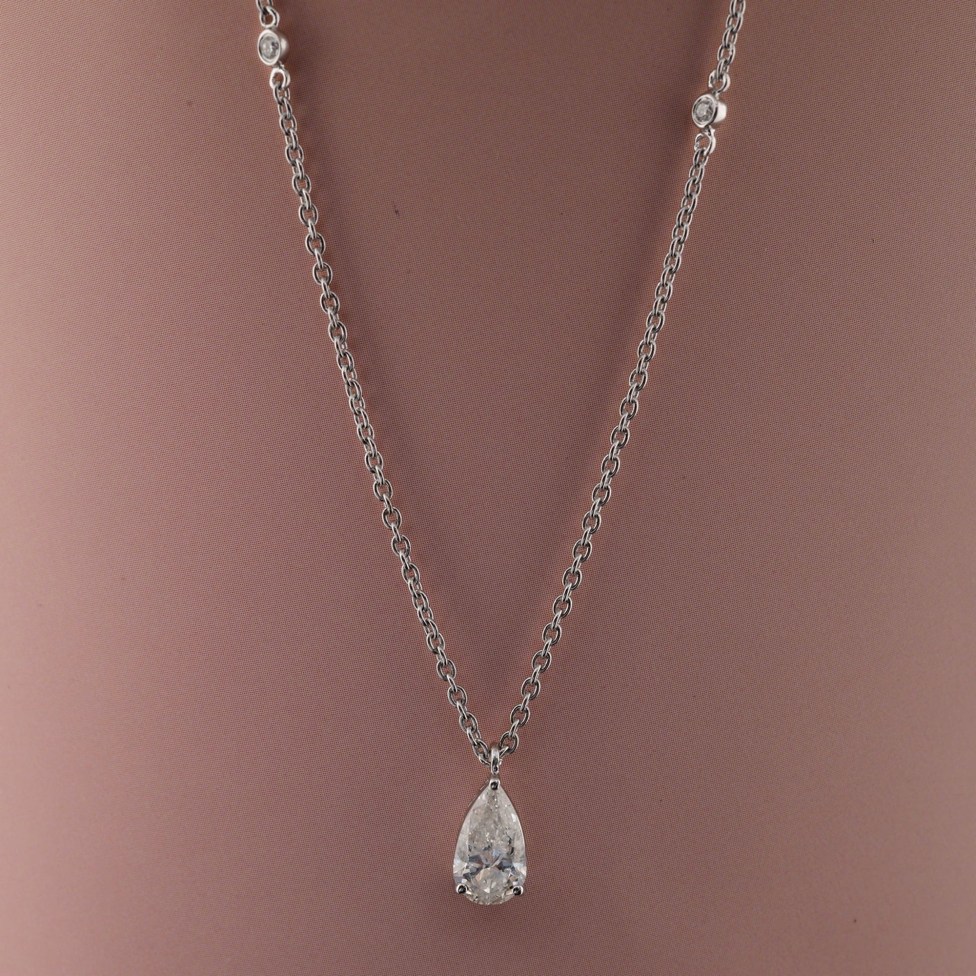 Feminine 1.10Ct Gold Pear Shaped Natural Diamond Solitaire Chain Necklace