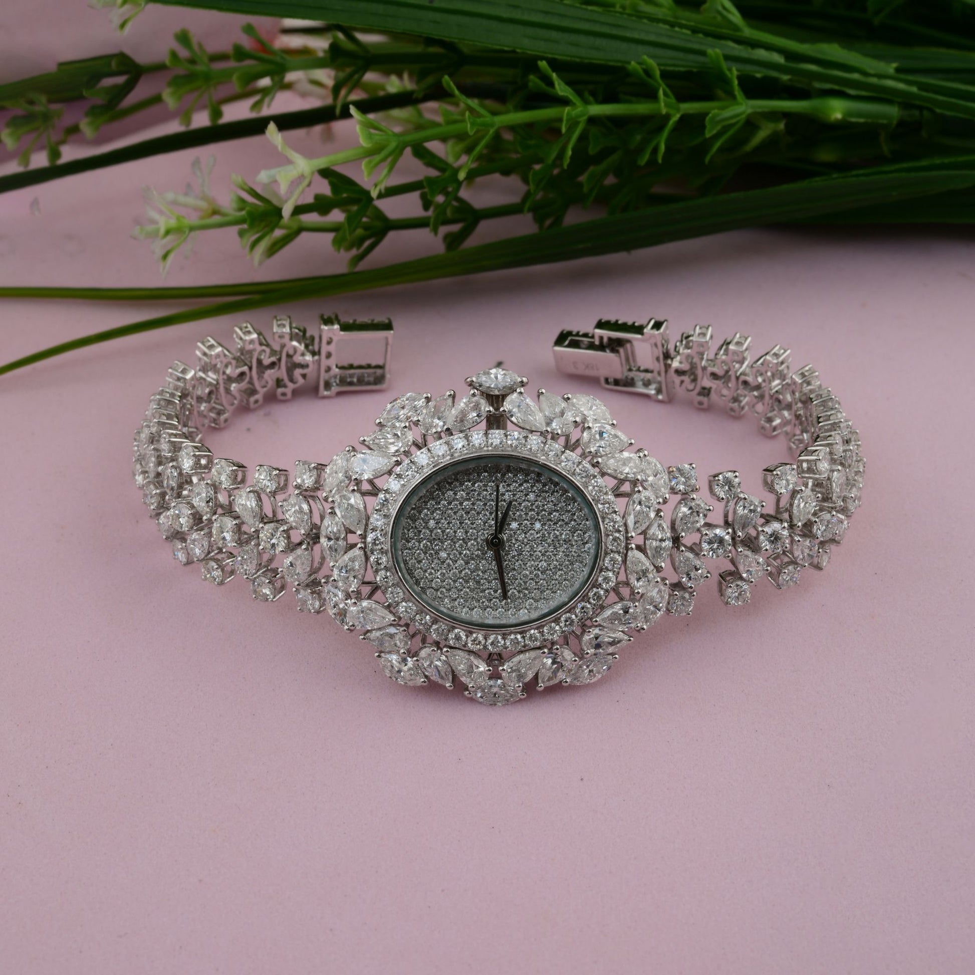 Handcrafted 18.29 Carat Natural H/SI Multi Shape Diamond Fine Gold Wrist Watch