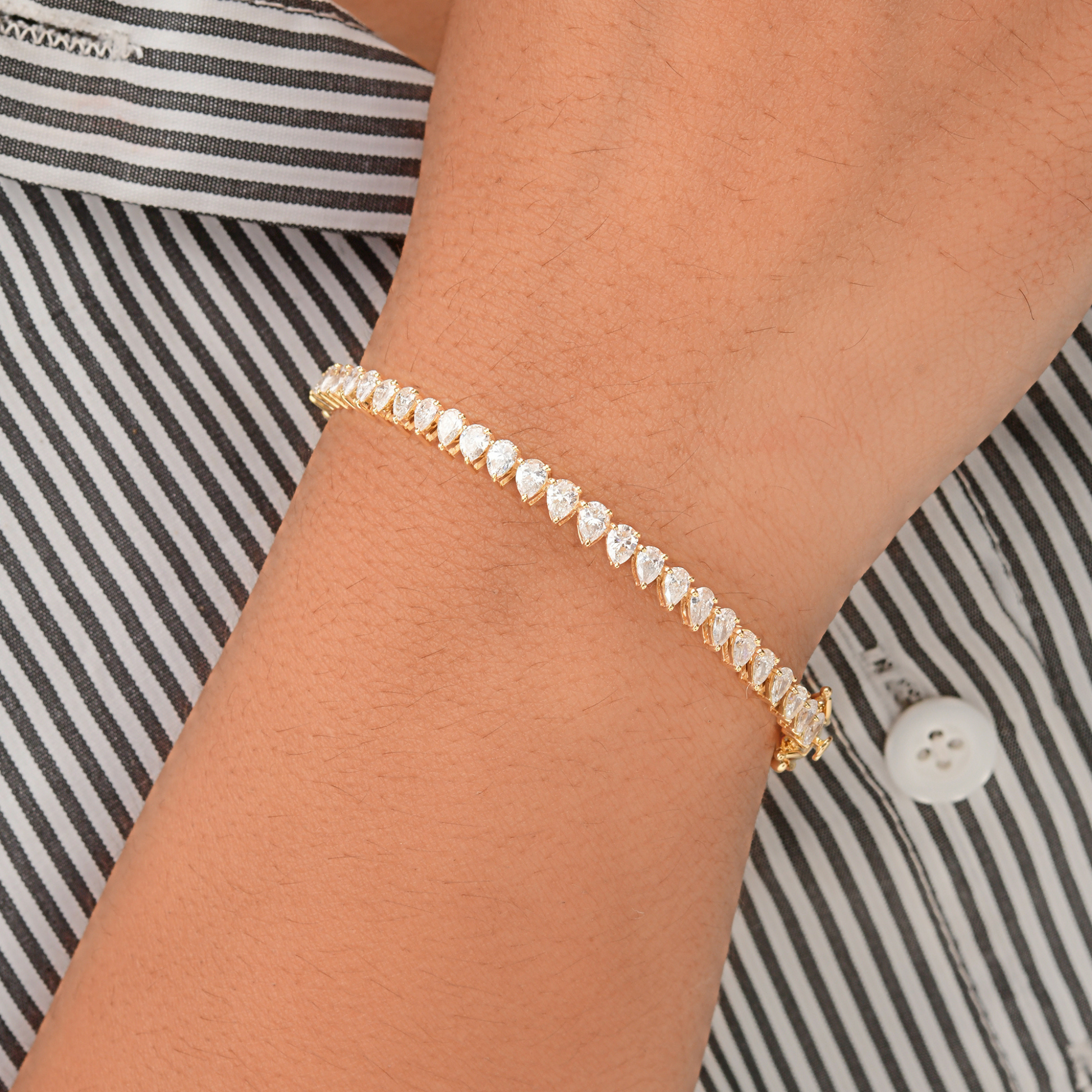 Fine Gold Pear Cut 2.55 Carat Natural Diamond Openable Bangle Bracelet