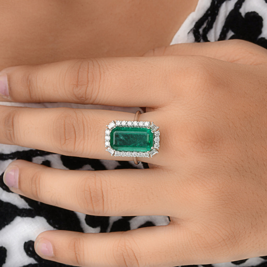 Statement 6.26Ct Big Emerald Ring Surrounded By Sparkling Diamonds In Fine Gold