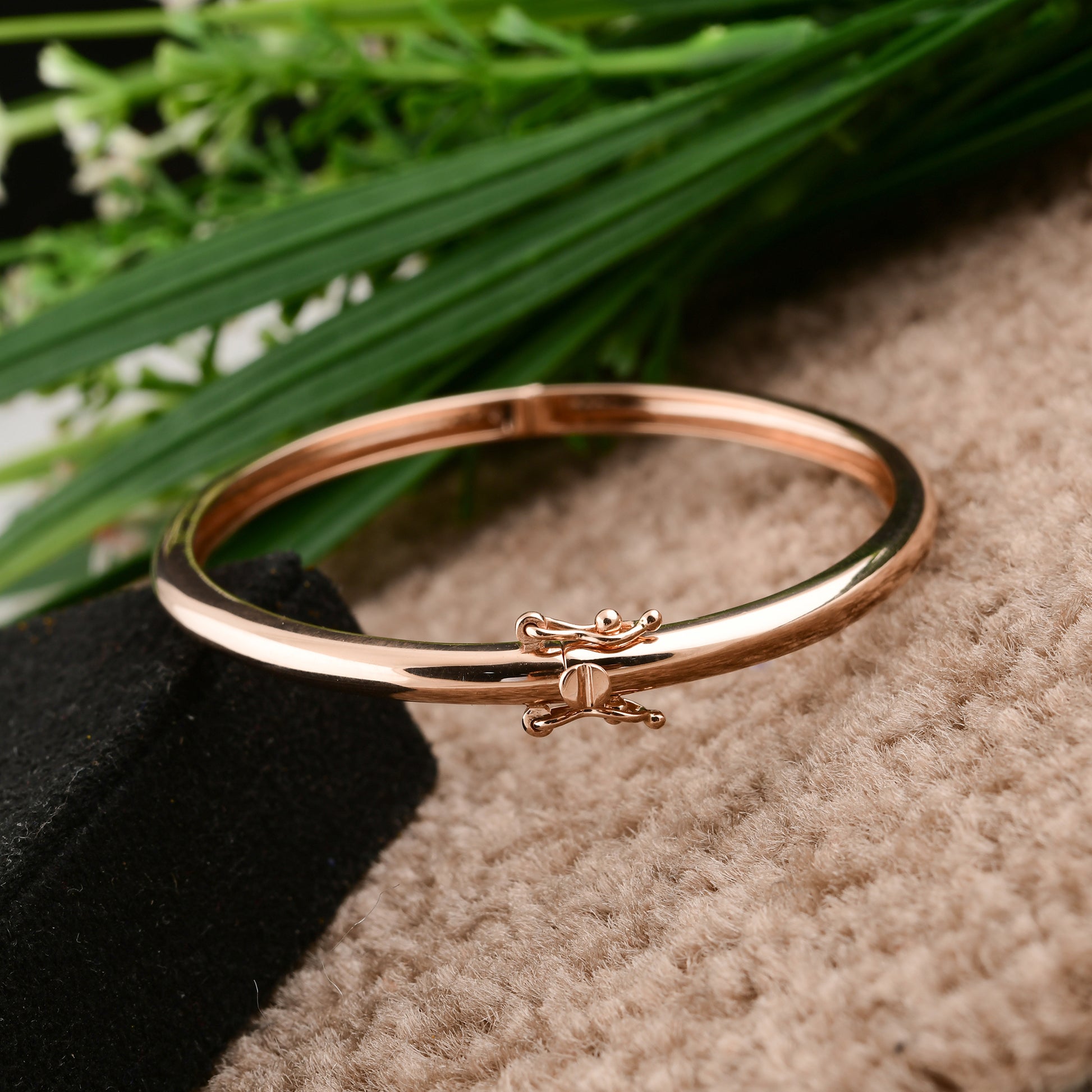 Handcrafted Minimal Design Solid Gold Bangle Jewelry for Women