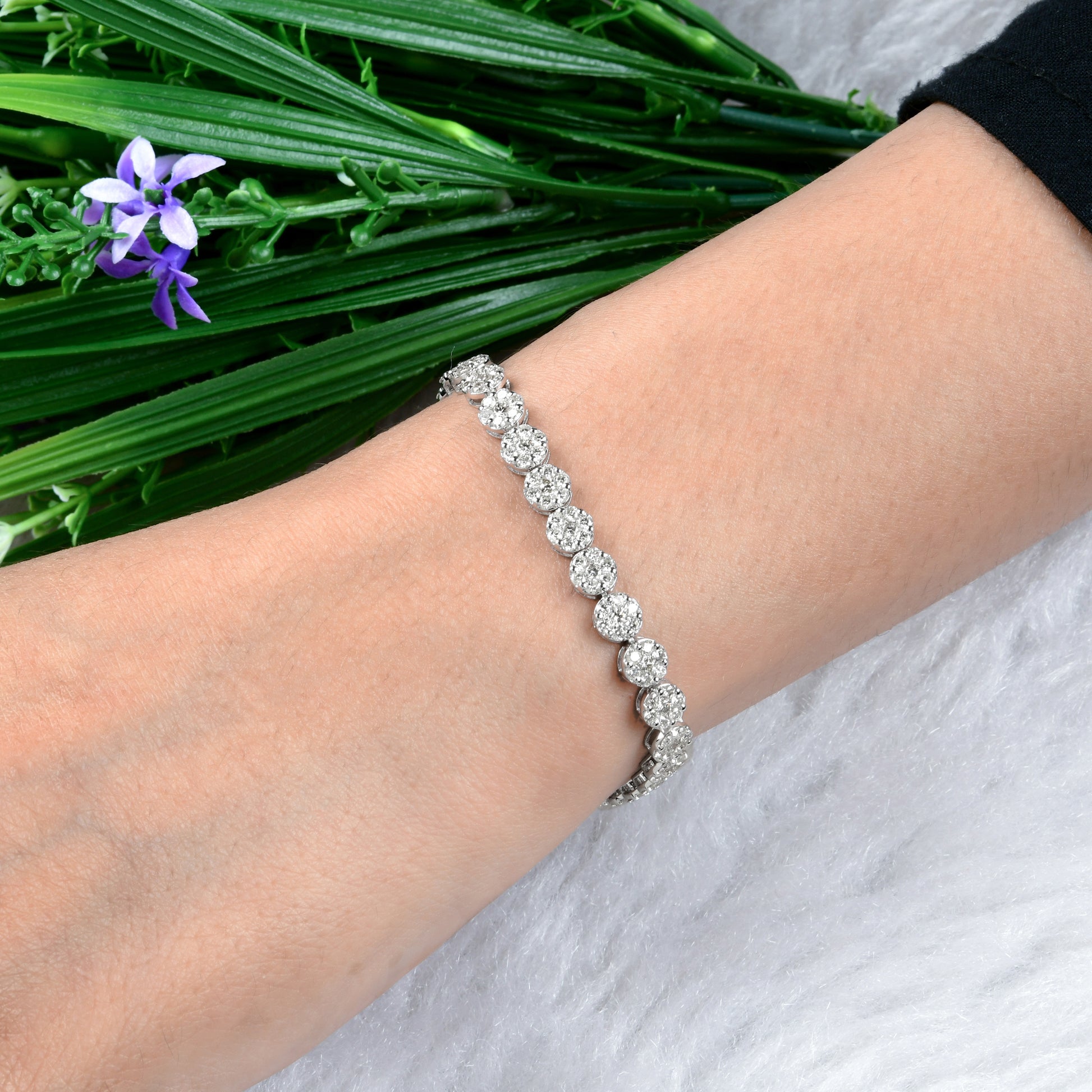 Classic 5.7Ct Round Brilliant Cut Diamond Tennis Bracelet In Fine Gold
