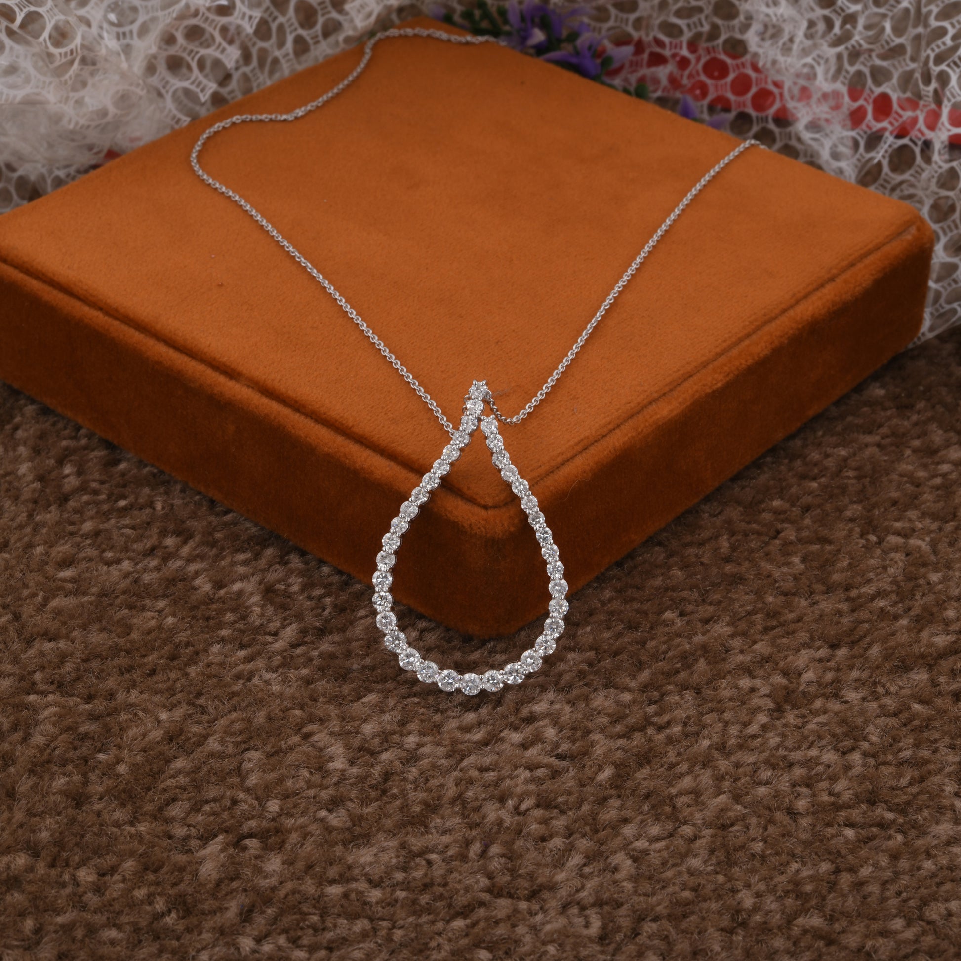 Delicate 2.6Ct Round Brilliant Cut Diamond Pendant Necklace In Fine Gold