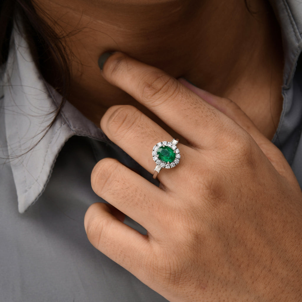 Exquisite 2.01Tcw Oval Cut Emerald Ring With Halo Diamond Accents In Fine Gold