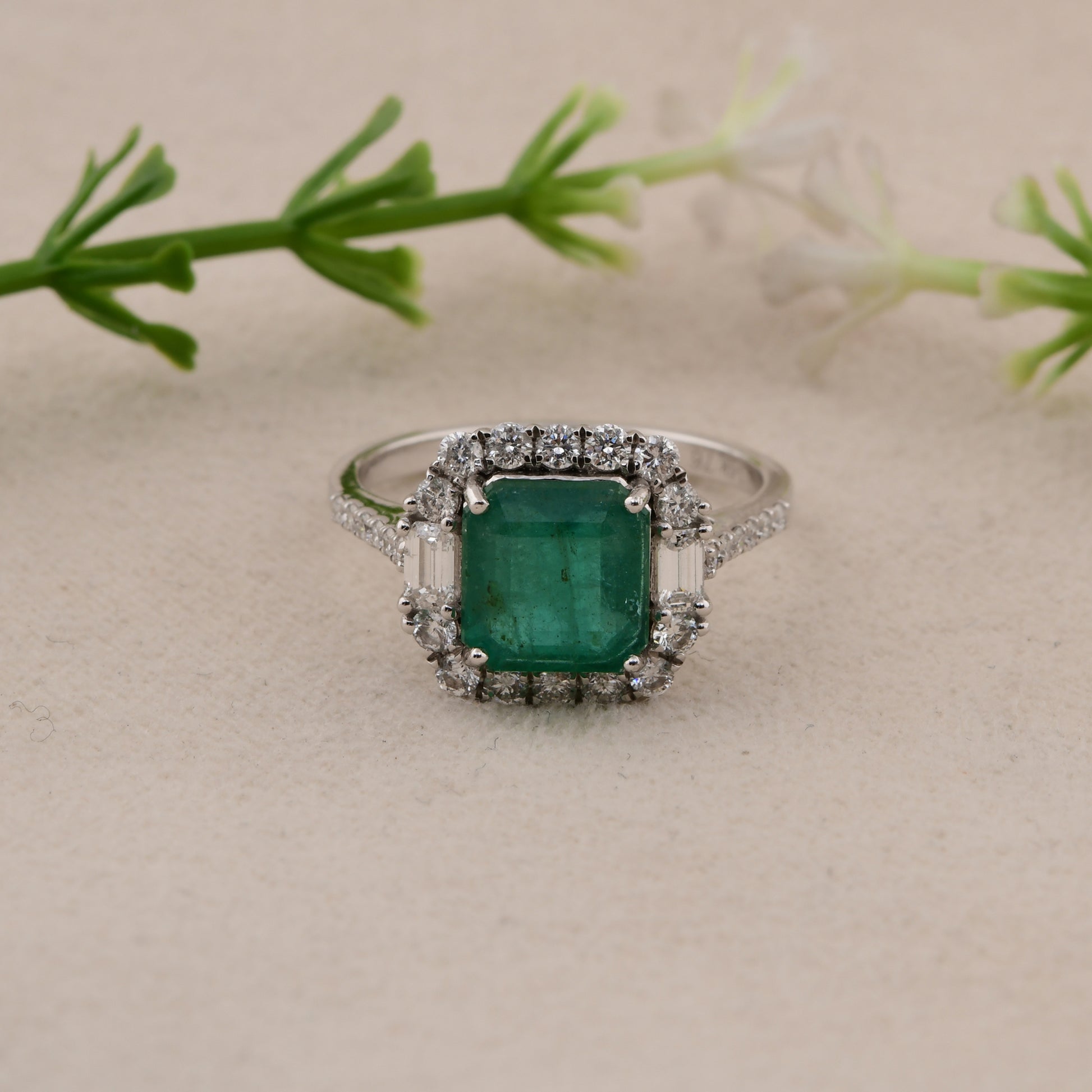 SI Clarity HI Color 2.18Ct Zambian Emerald Gemstone Diamond Gold Halo Ring